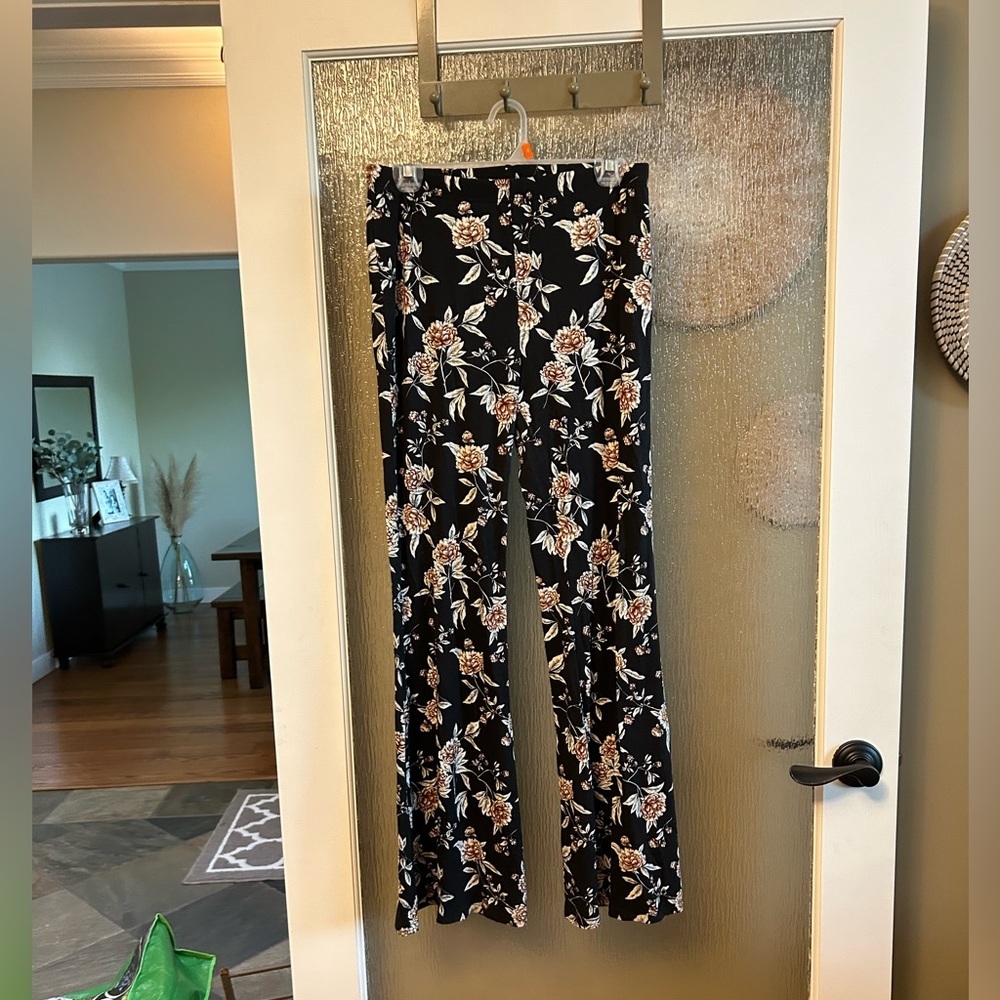 Stretchy Black Floral Flare Forever 21 Pants
